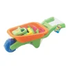 Petite brouette avec des jouets pour la plage